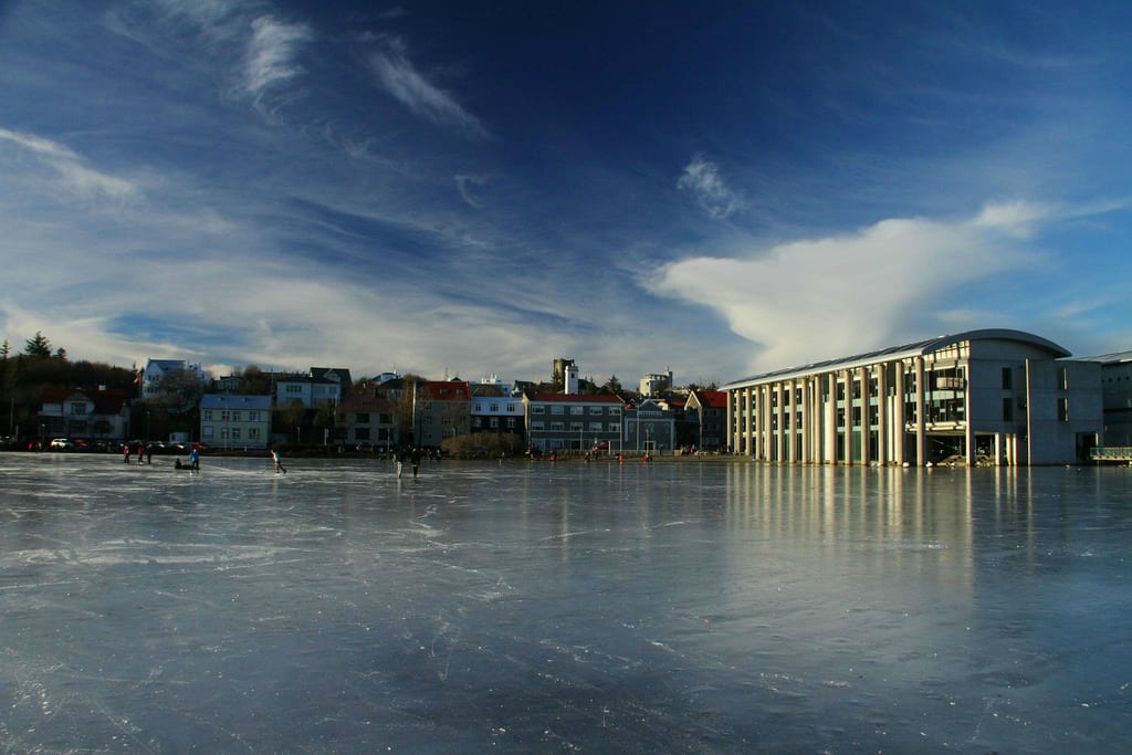 Reykjavíkurborg brýtur á rétti ungmenna með því að loka ungmennahúsum