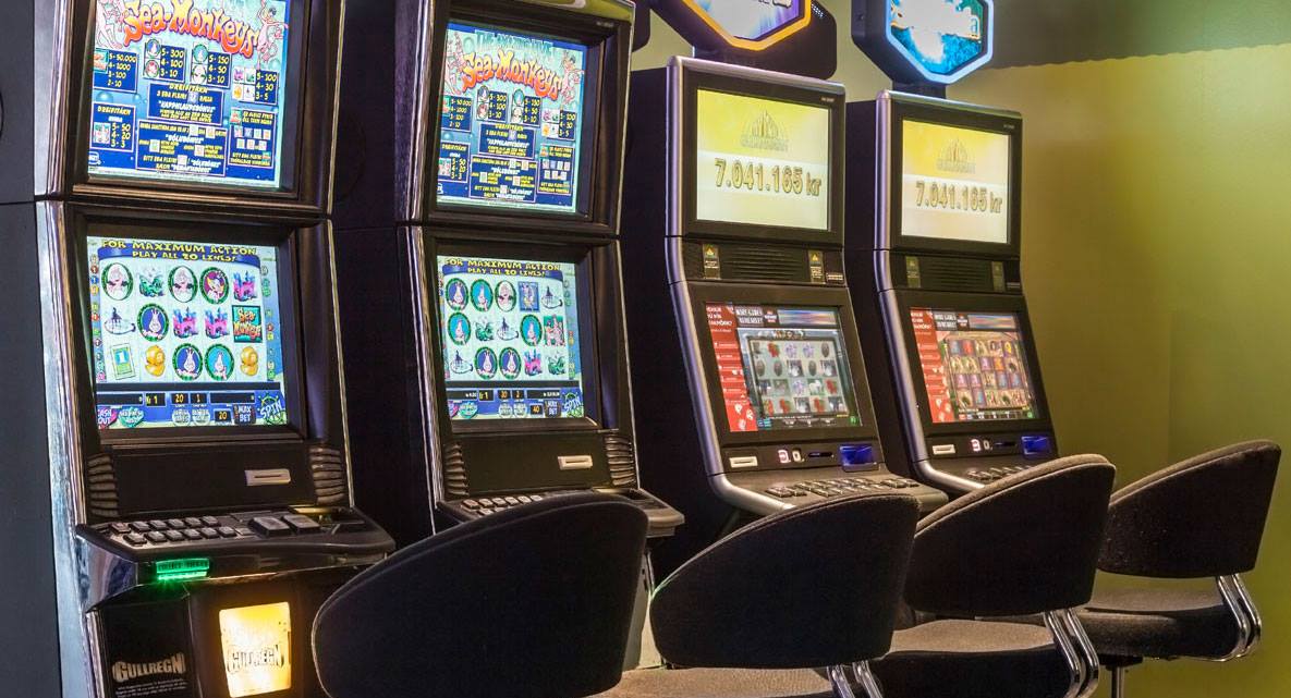 Kærir hið opinbera fyrir að reka spilakassa