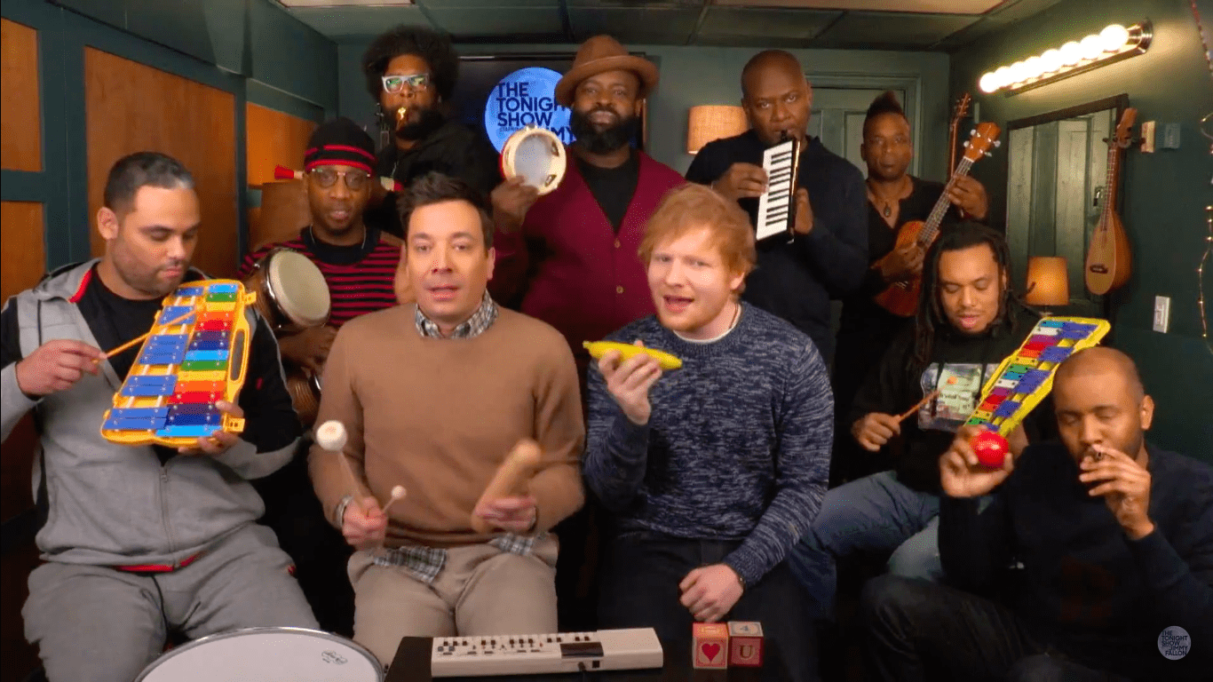Myndband: Ed Sheeran og Jimmy Fallon flytja lagið Shape of You á skólastofuhljóðfæri