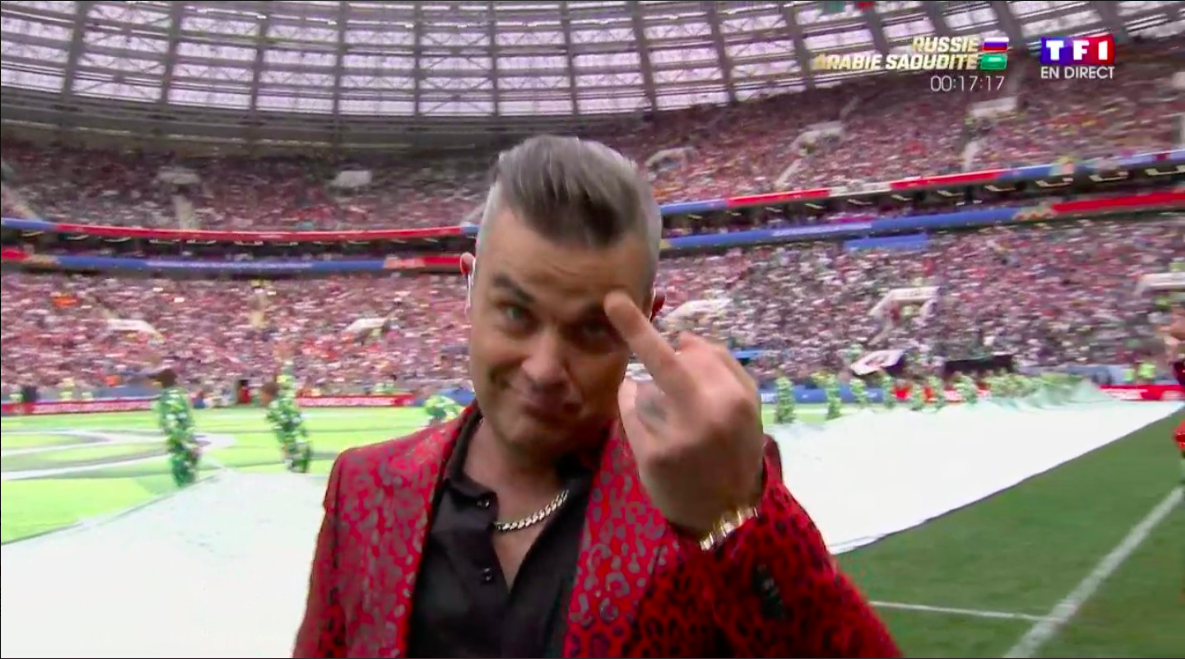 Robbie Williams útskýrir af hverju hann gaf puttann á opnunarhátíð HM