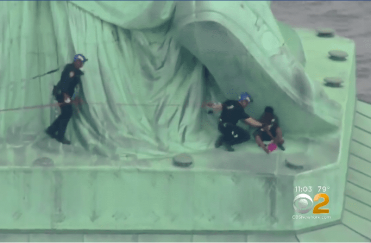 Kona reyndi að klifra upp Frelsisstyttuna til að mótmæla aðskilnaði fjölskyldna við landamæri Bandaríkjanna og Mexíkó