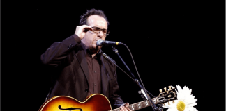 Elvis Costello greindur með krabbamein