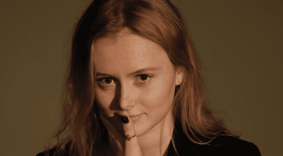 Myndband: Elín Sif frumflytur nýtt lag í hljóðveri Sýrlands—„Upp að mér“