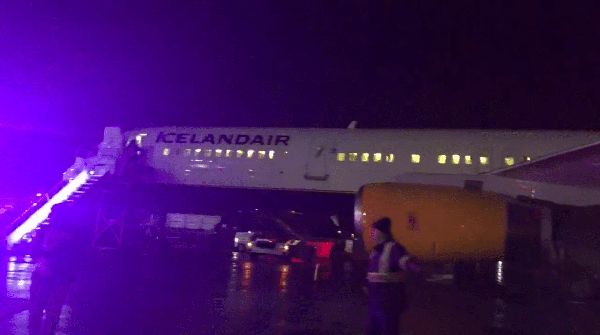 Sjáðu mynd af sprungunni á framrúðu Icelandair vélarinnar sem lenti í Kanada