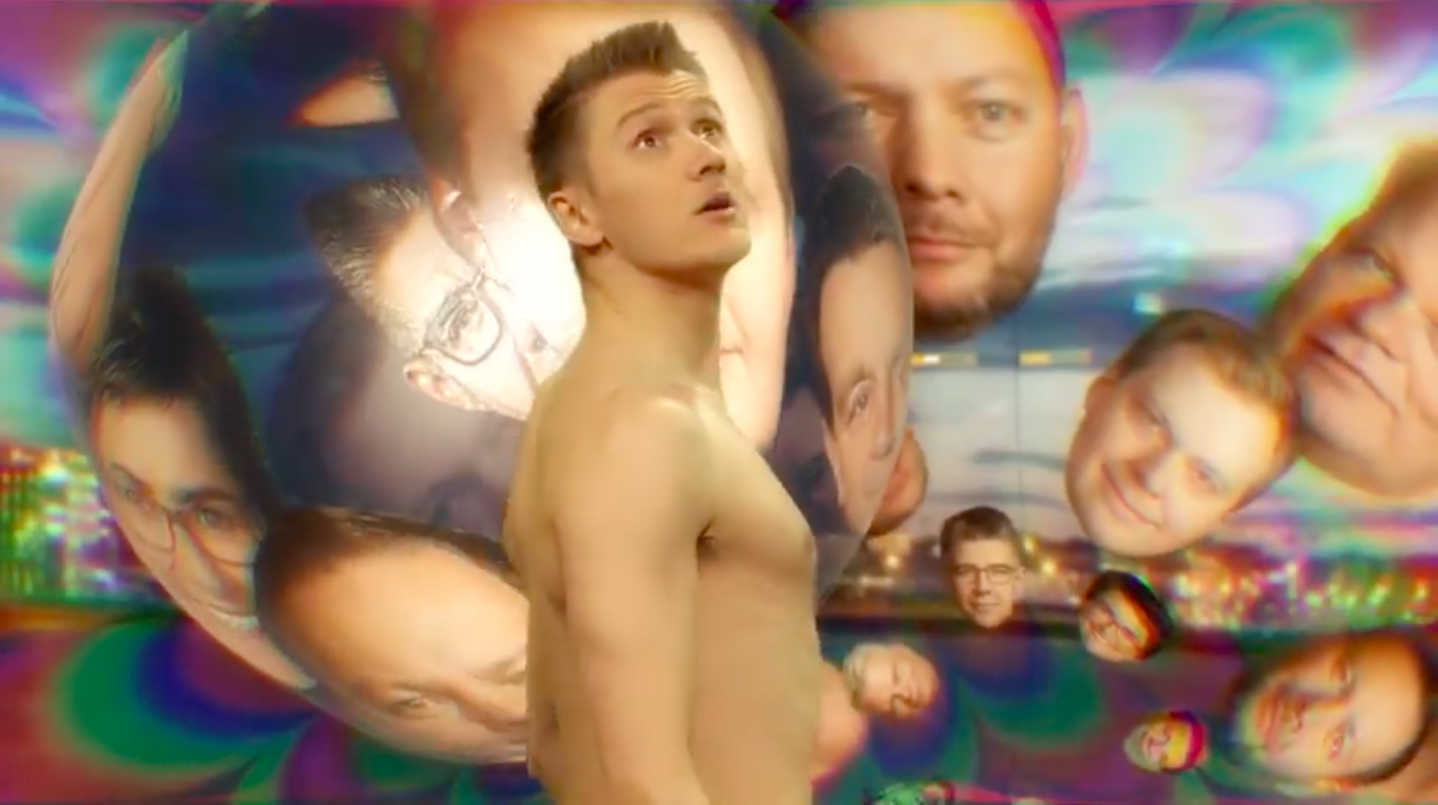 Atli Fannar endaði nakinn þegar hann fór yfir fréttir vikunnar