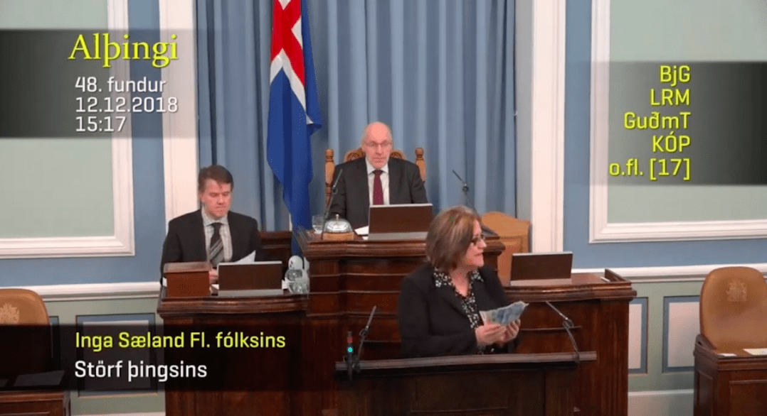 Inga Sæland ætlar að gefa jólabónusinn - Veifaði seðlum í pontu Alþingis