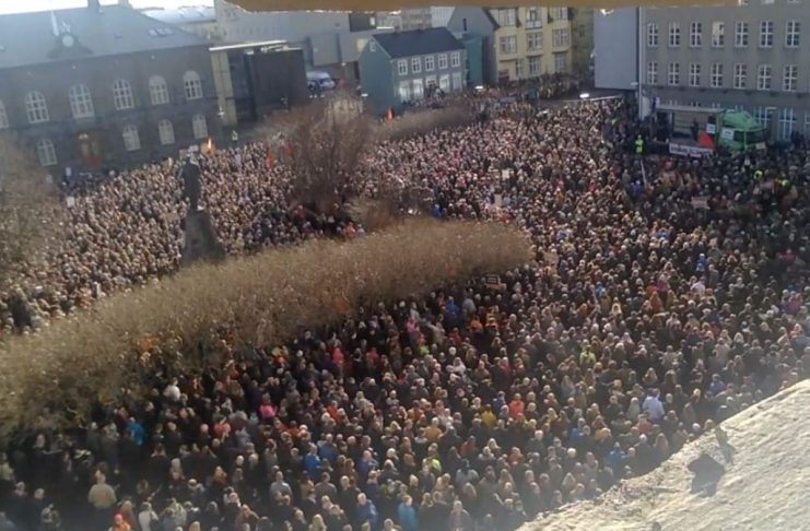 Þúsundir mótmæla á Austurvelli