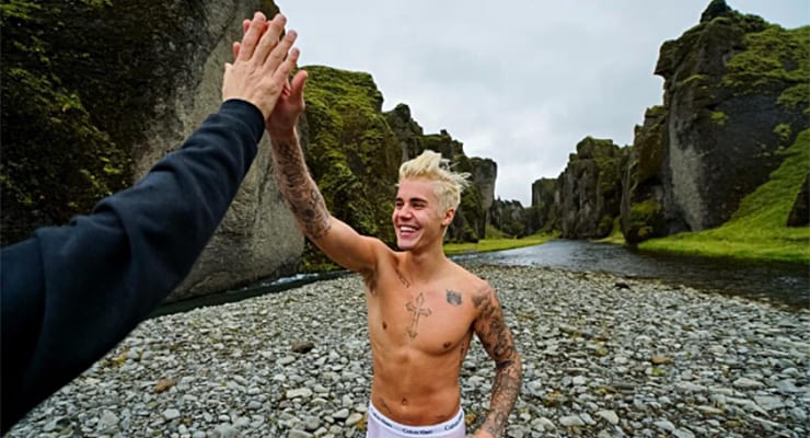 Nota myndir af Justin Bieber á nærbuxunum í Fjaðrárgljúfri í von um að selja jörðina Heiði