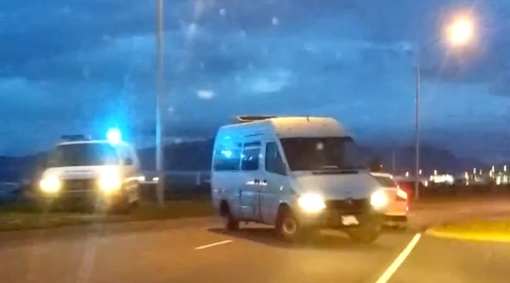 Þrír lögreglubílar og hópur lögreglumanna í hægfara eftirför á Reykjanesbraut