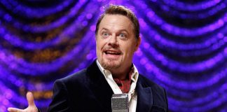 Eddie Izzard kemur fram í Hörpu