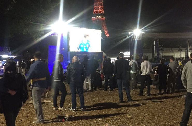 Uppþot á svæði stuðningsmanna í París eftir að flugeldur sprakk
