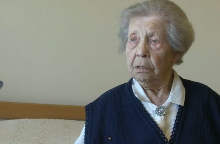 102 ára harðjaxl leggur internetið að fótum sér