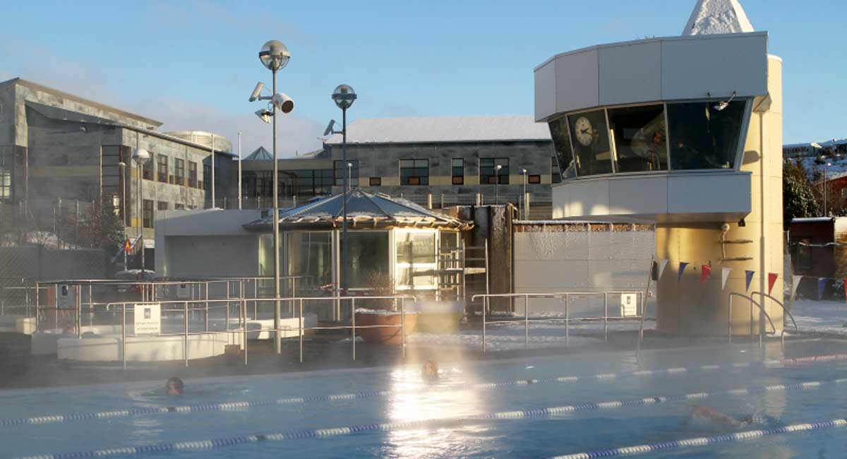 Eðlileg viðbrögð að veita lesbísku pari tiltal fyrir að faðmast