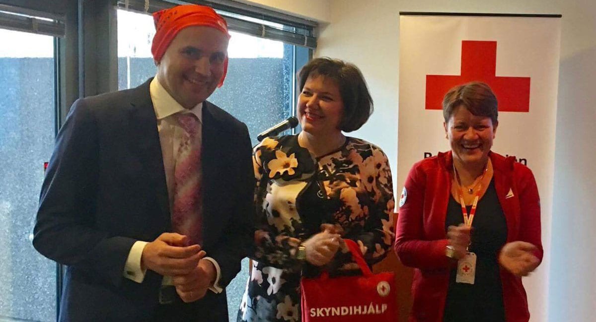 Guðni heimsótti Rauða krossinn og fékk að sjálfsögðu buff á hausinn