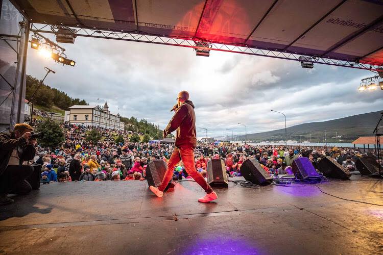 Norðlenski rapparinn KÁ/AKÁ sýnir á sér mjúku hliðina í nýju lagi: „Setjið eldivið í eldstæðið