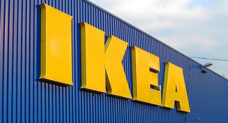 Viðskiptavinir Costco drösla níðþungum kerrum yfir gras hjá IKEA til að spara sér 20 metra göngu