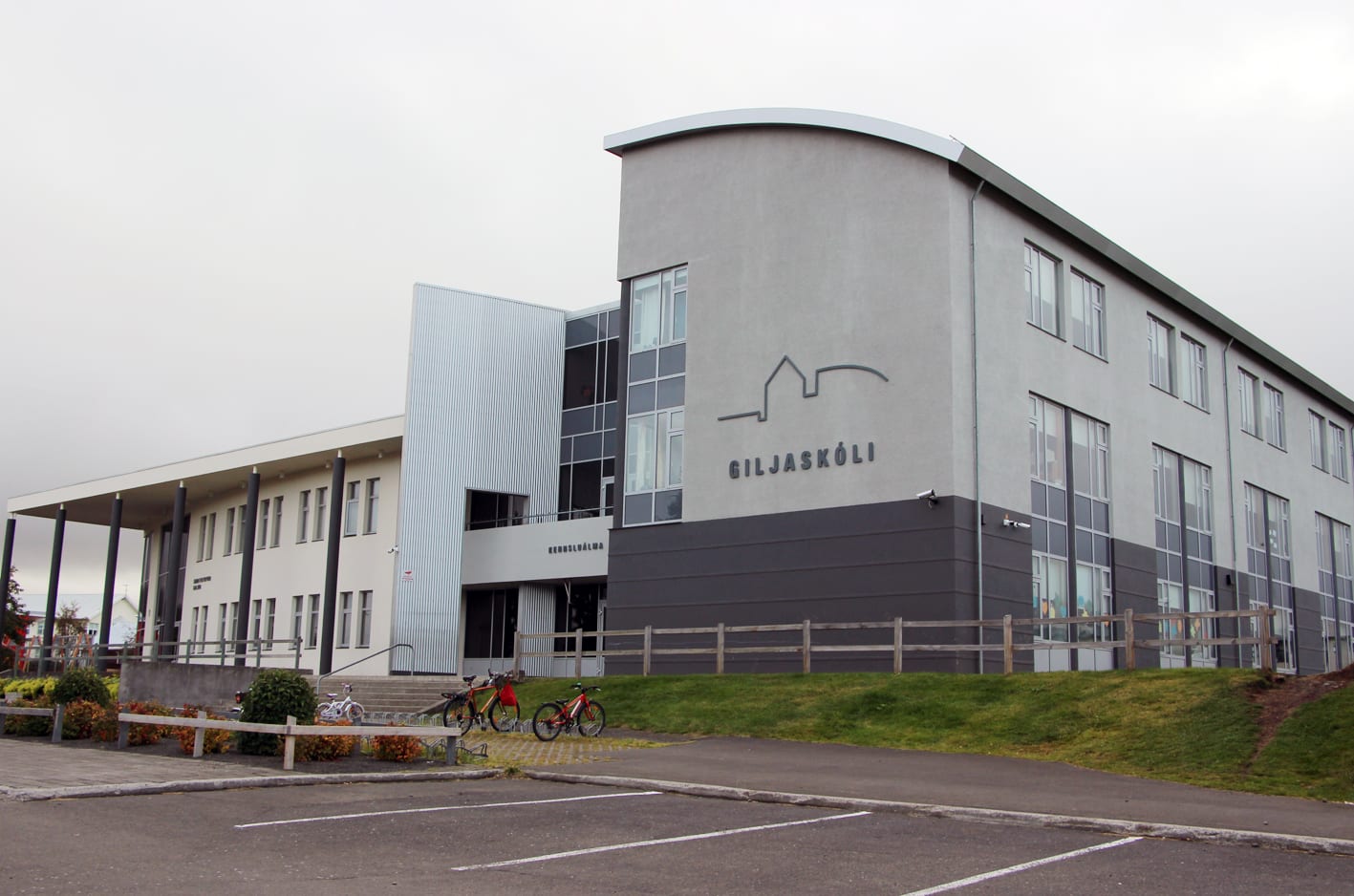 Vara við dökkklæddum manni sem reyndi að nálgast ungar stúlkur á Akureyri