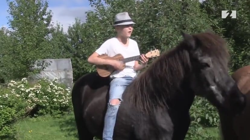 Hesturinn Kolfinnur stal senunni þegar Magnús Hlynur heimsótti efnilegan söngvara í fréttatíma Stöðvar 2