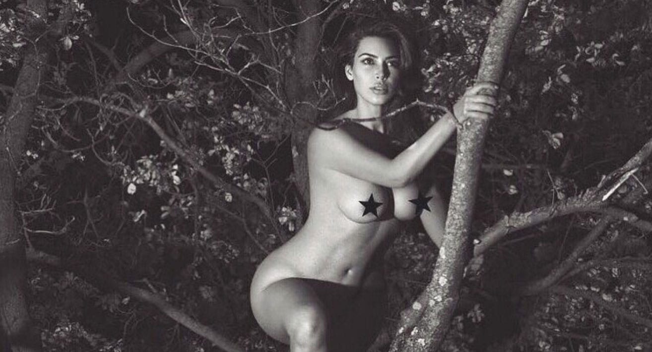 Kim Kardashian klifrar í tré á kræfri mynd í nýrri ljósmyndabók Mert og Marcus