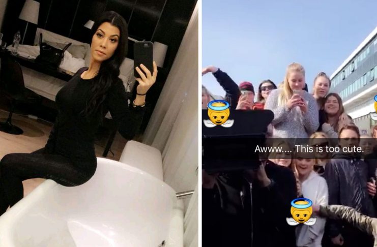 Hópur ungmenna söng afmælissönginn fyrir Kourtney Kardashian fyrir utan Bæjarins beztu