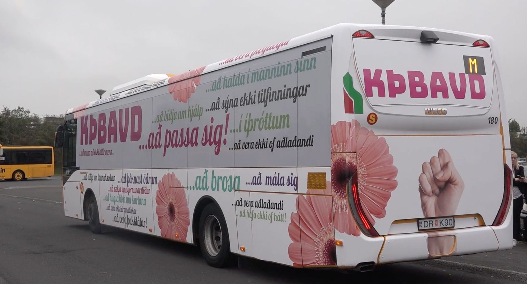 Strætó frumsýnir feminíska vagninn sem vann hönnunarkeppnina