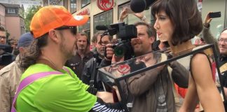 Listakona handtekin fyrir að leyfa ókunnugum að káfa á brjóstum sínum og kynfærum