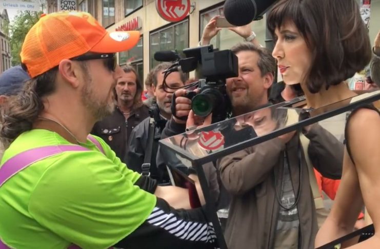 Listakona handtekin fyrir að leyfa ókunnugum að káfa á brjóstum sínum og kynfærum