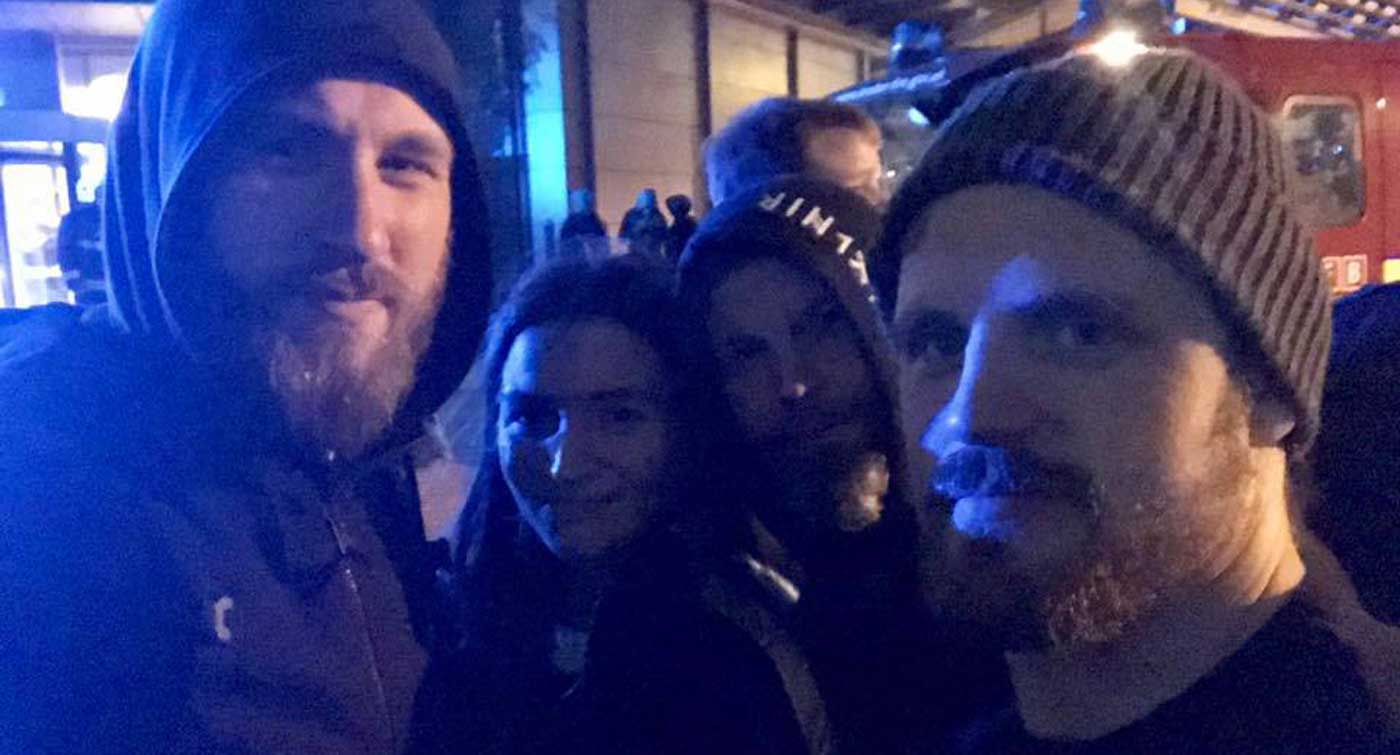 Eldur í hóteli Gunnars Nelson í London: „Ekki besta kvöldið til þess að standa úti í kuldanum!“