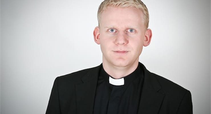 Prestur segir litla hópa berjast gegn kristni