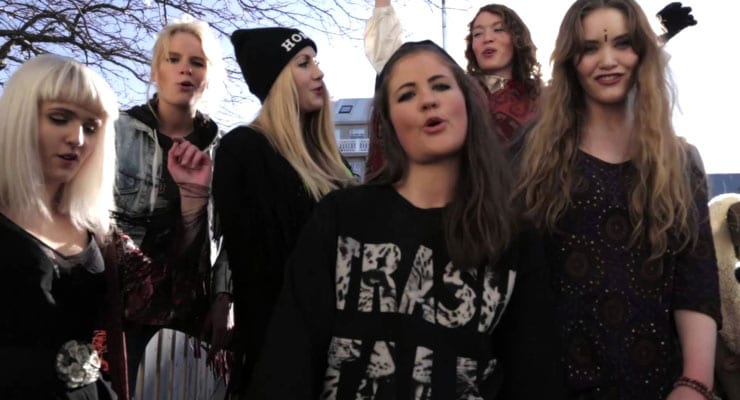 Reykjavíkurdætur láta galgopalegan tístara heyra það: „Byrjaðu að grafa BITCH“