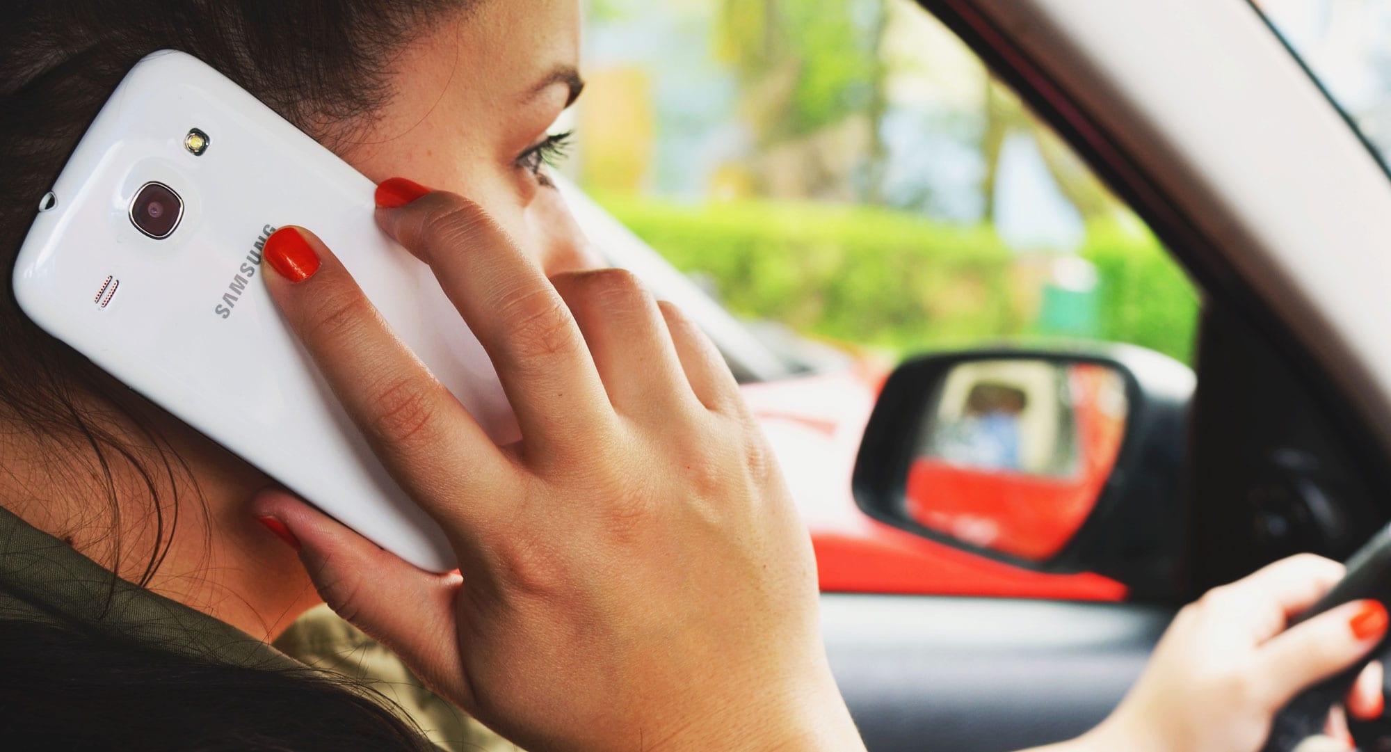 Sjö milljónir í sektir fyrir að tala í síma undir stýri á rúmum mánuði