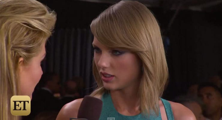 Taylor Swift svarar kjánalegri spurningu fréttamanns eins og meistari
