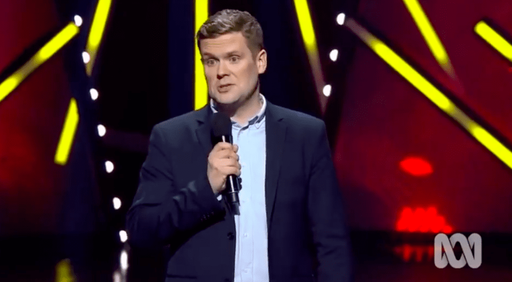 Sjáðu geggjað brot úr uppistandi Ara Eldjárns í Ástralíu: „Ævintýrið heldur áfram“