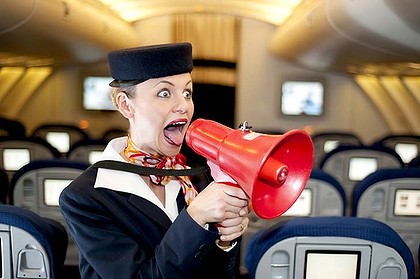 Ráðþrota flugfreyja reynir að STOPPA farþegana -