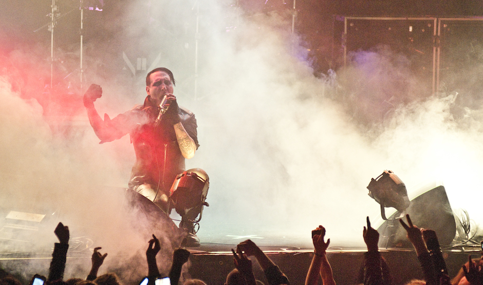 Marilyn Manson á SPÍTALA eftir skotvopnaóhapp í miðjum tónleikum - Myndband!
