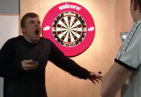 Pílukast getur verið STÓRHÆTTULEGT! - Ef þú spilar það svona!