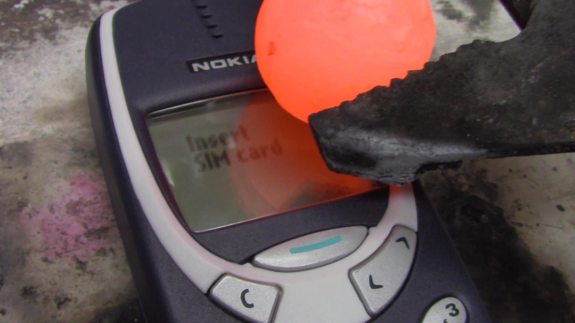 Rauðglóandi málmkúla V.S Nokia 3310 - Hvor vinnur? - MYNDBAND