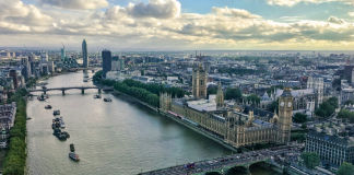 Lögreglan í London leitar þriggja sundmanna í Thames