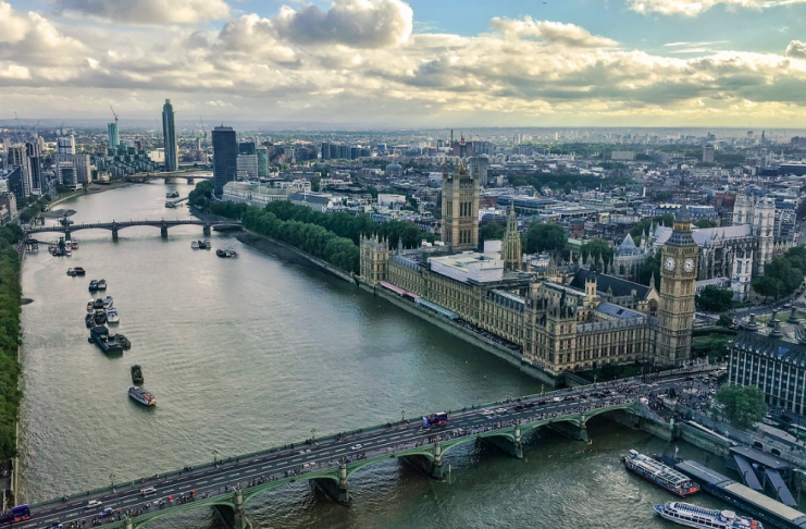 Lögreglan í London leitar þriggja sundmanna í Thames