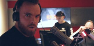 Dabbi T flytur lagið Glanni af mikilli innlifun í Kronik