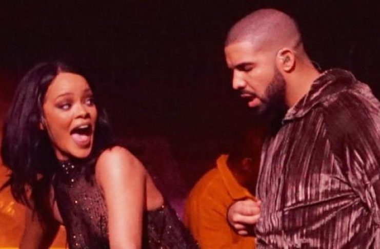 Rihanna bauð Drake upp á sviðið í fyrrakvöld – og alls kyns spurningar vöknuðu ...
