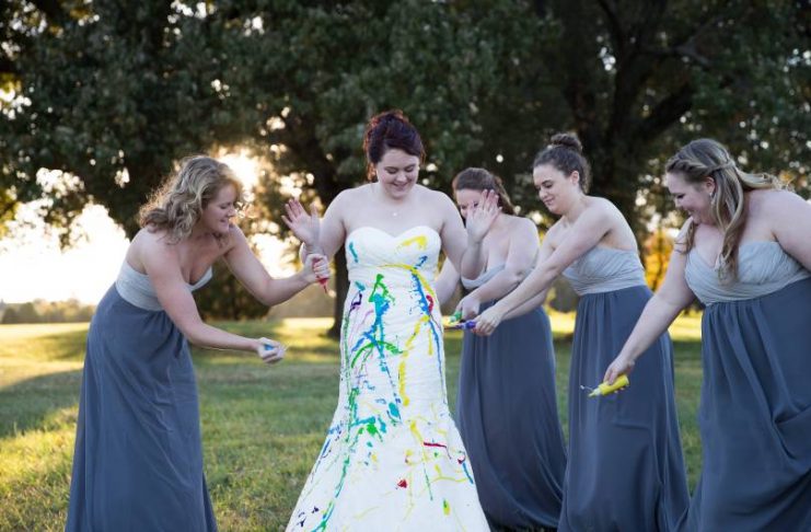 Hún var yfirgefin við altarið - en fór ekki að grenja...