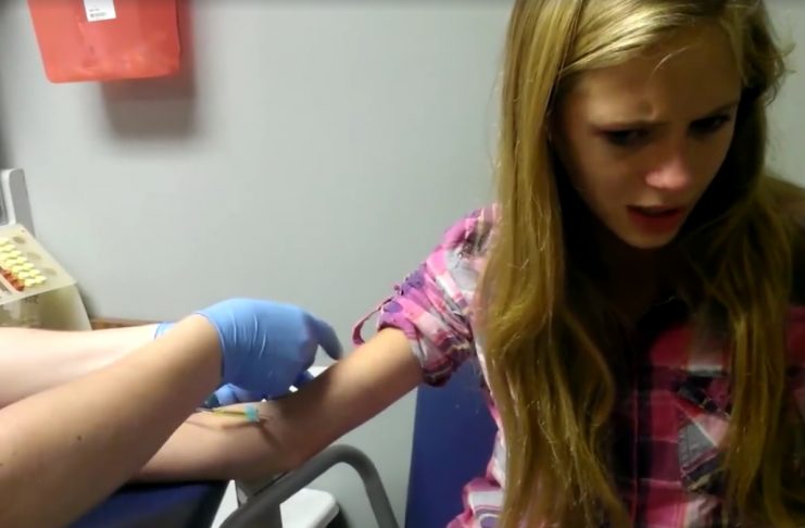 Ert þú hrædd/-ur við NÁLAR? - Þessi slær öllu við! - MYNDBAND